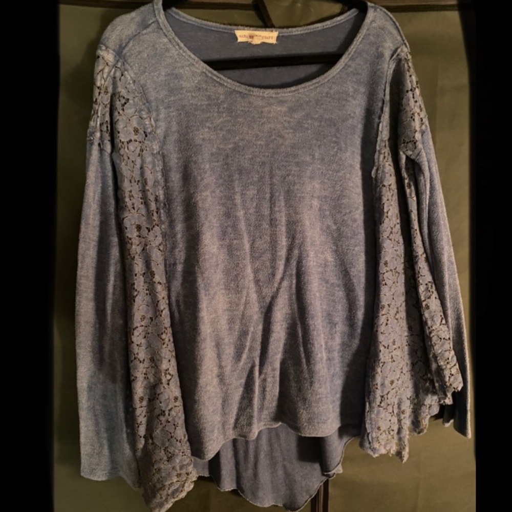 Beautiful Flowy Altar’d State Top with Lace Detail